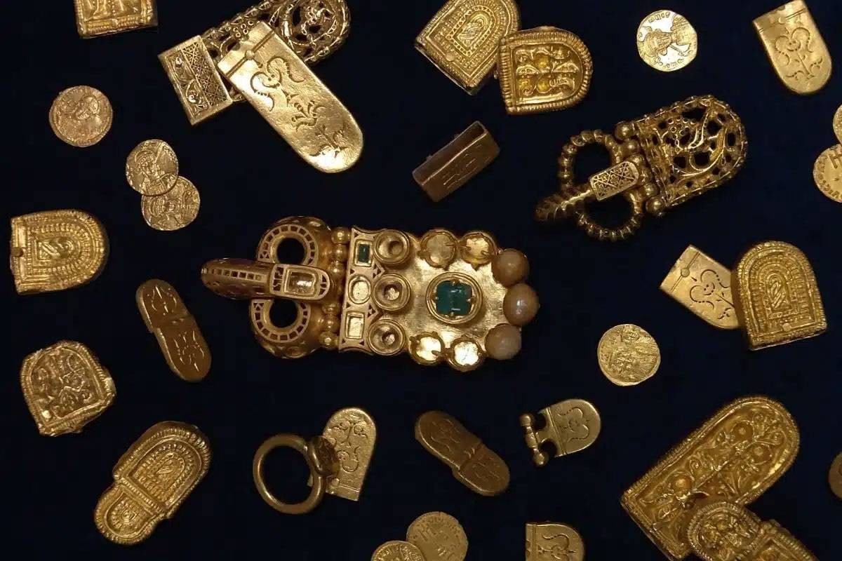 كنز مدفون منذ 1300 عام..  ثروة ذهبية مذهلة تحت الماء