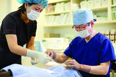 اليابان.. ازدياد جراحات التجميل بين المراهقين