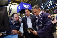 تباين «وول ستريت» مع تقييم بيانات التضخم.. واستقرار في أوروبا