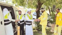 خلال توزيع عبوات المياه الباردة