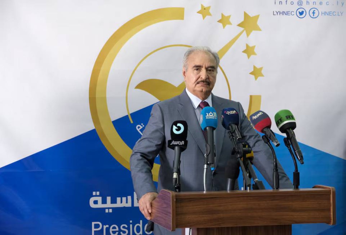 بوساطة من حفتر.. تسليم رهينة أمريكي اختُطف في النيجر