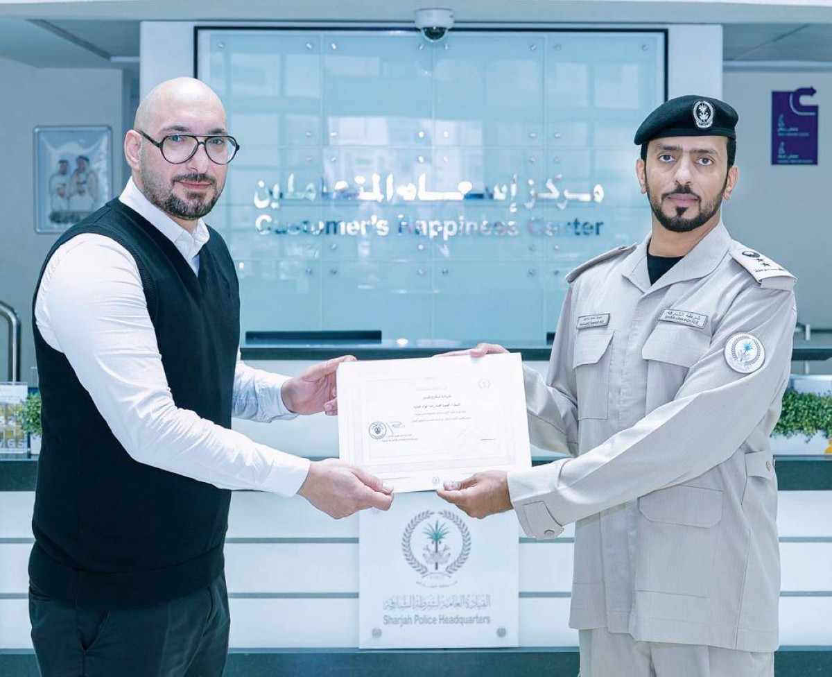 تكريم مقيم أبلغ الشرطة عن تصرفات أثارت اشتباهه