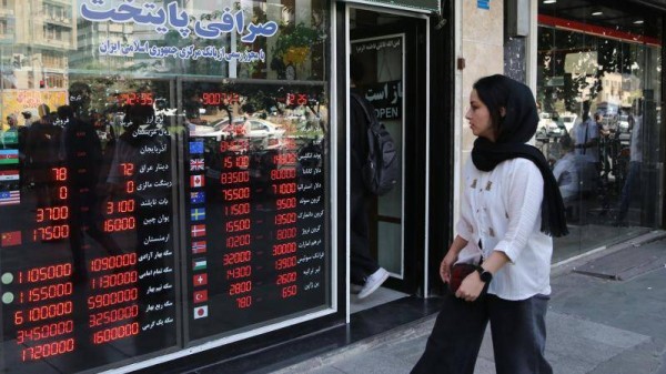 الحرب والتضخم وانهيار الريال.. ثلاثية تضرب اقتصاد إيران