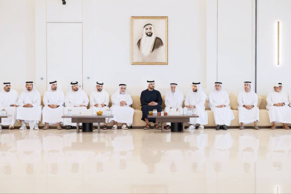 زايد بن محمد بن زايد يعزي في وفاة والدة الشهيد خليل المرزوقي