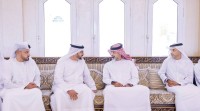 عمار النعيمي خلال تقديمه واجب العزاء بحضور أحمد النعيمي