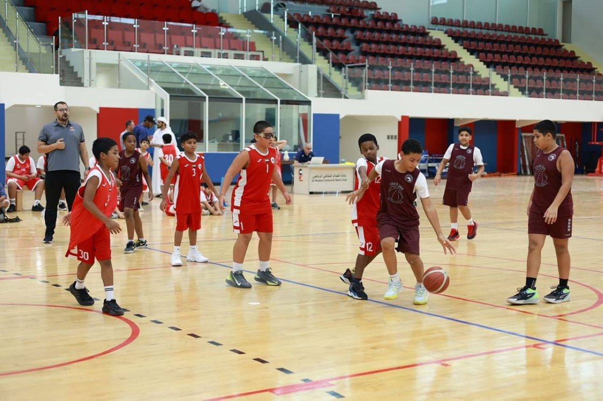 مشاركة أكثر من 200 لاعب في أنشطة كرة السلة بأندية الشارقة