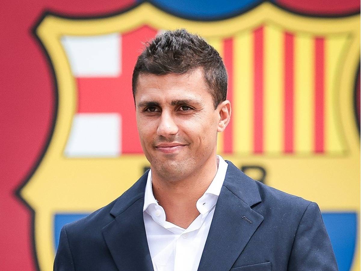 رسمياً.. برشلونة يعلن التعاقد مع رودري