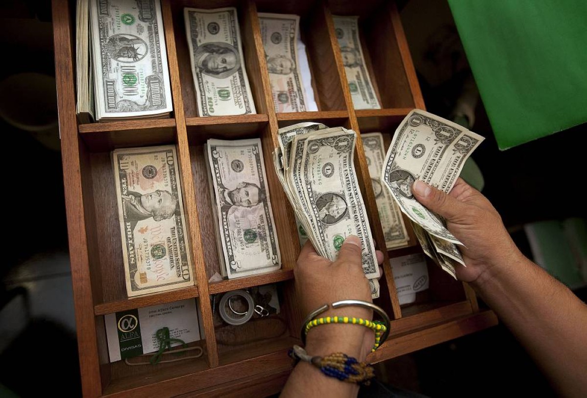 الدولار يستقر وسط توقعات بتيسير السياسة النقدية الأمريكية