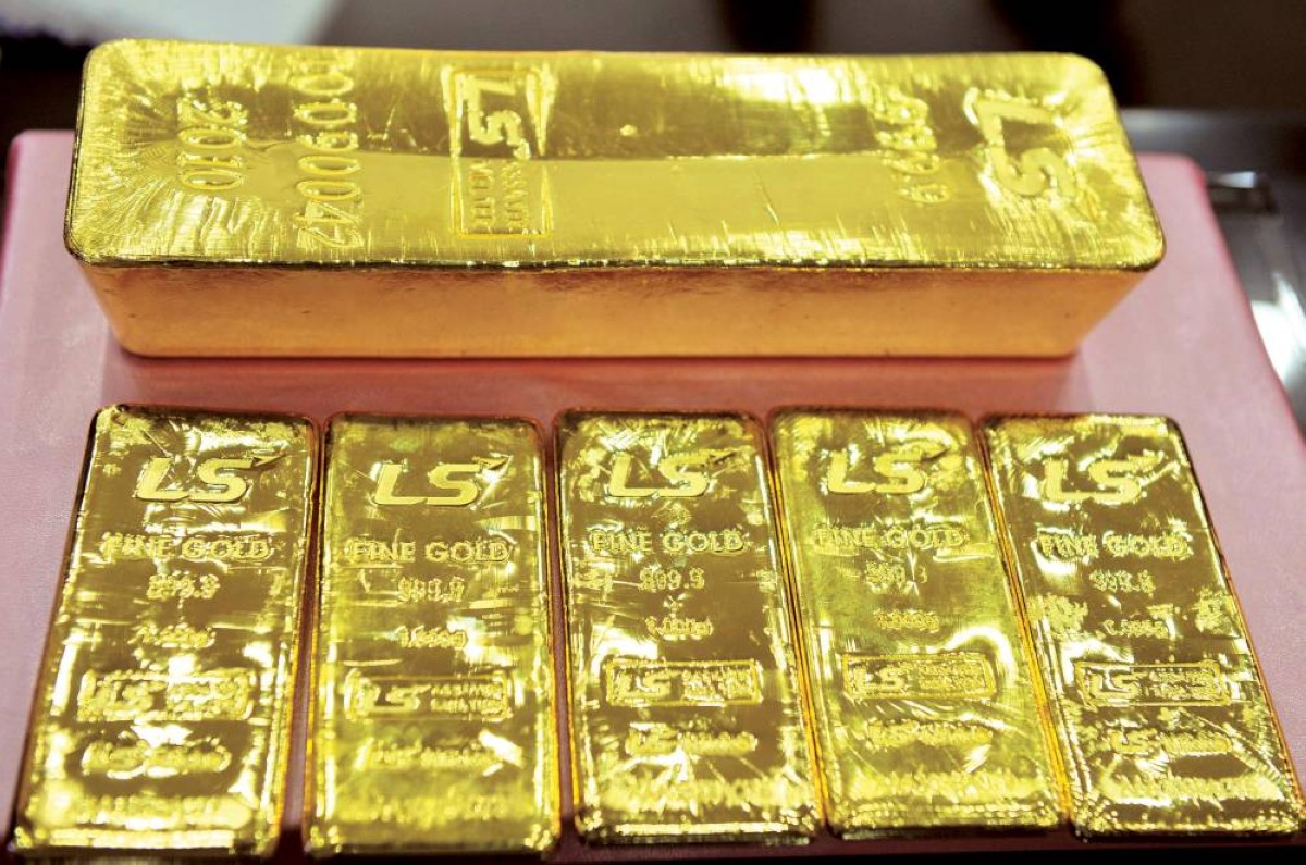 الذهب يهبط مع صعود النفط والسندات