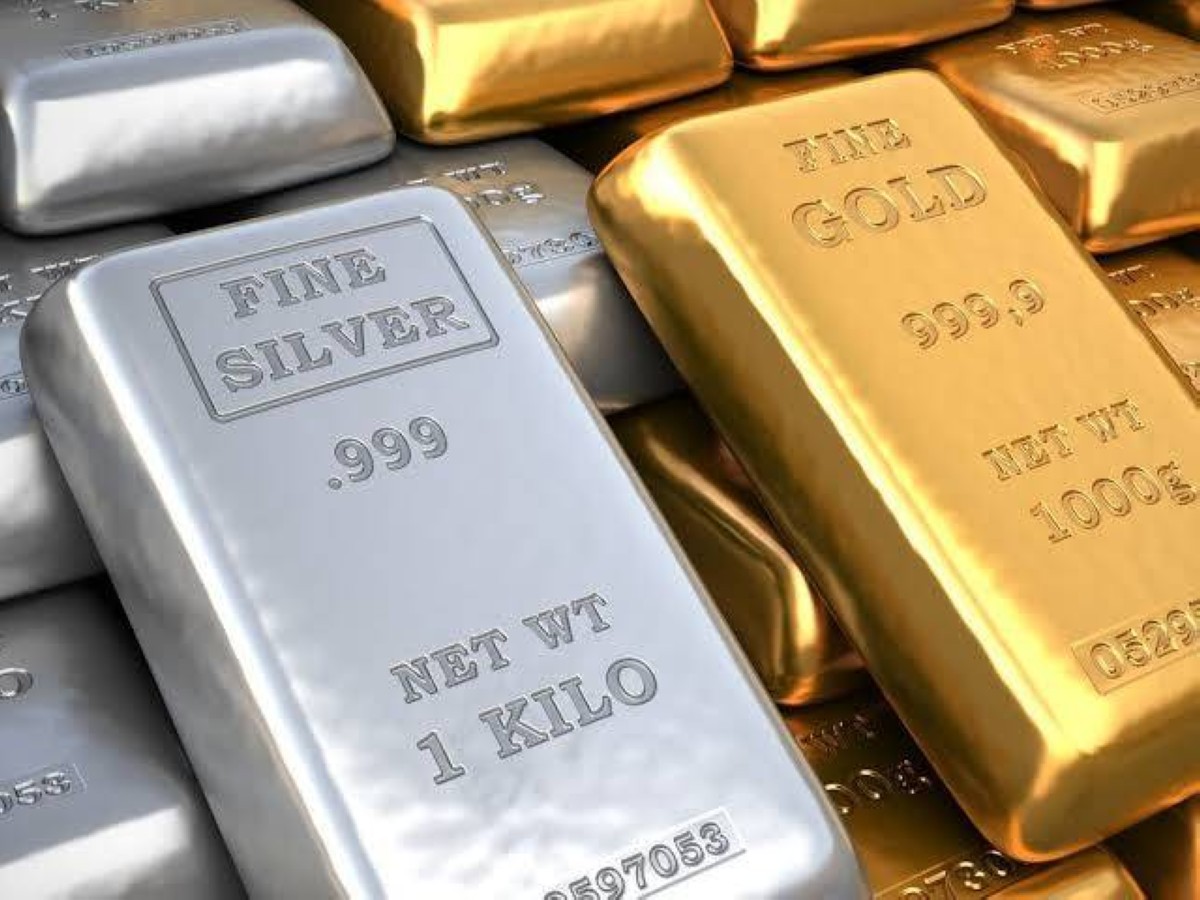 العقود الآجلة للذهب تتخطى 4553 دولاراً للأوقية