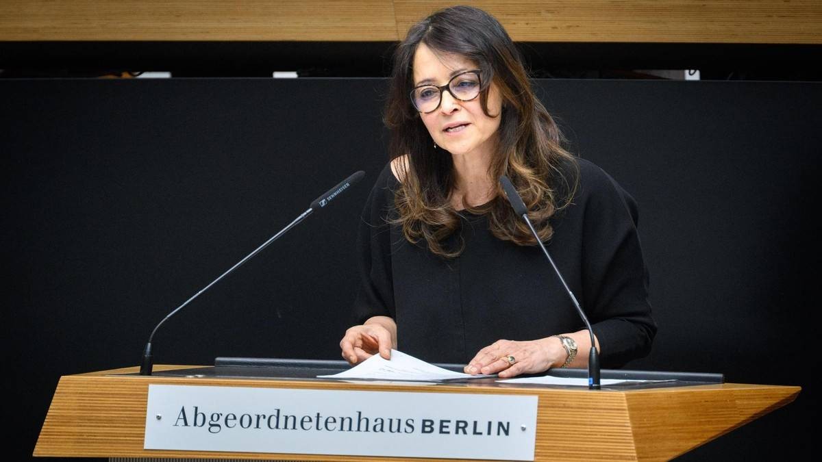وزيرة ألمانية تطلب فحص أطروحتها للدكتوراه بعد اتهامات بالانتحال