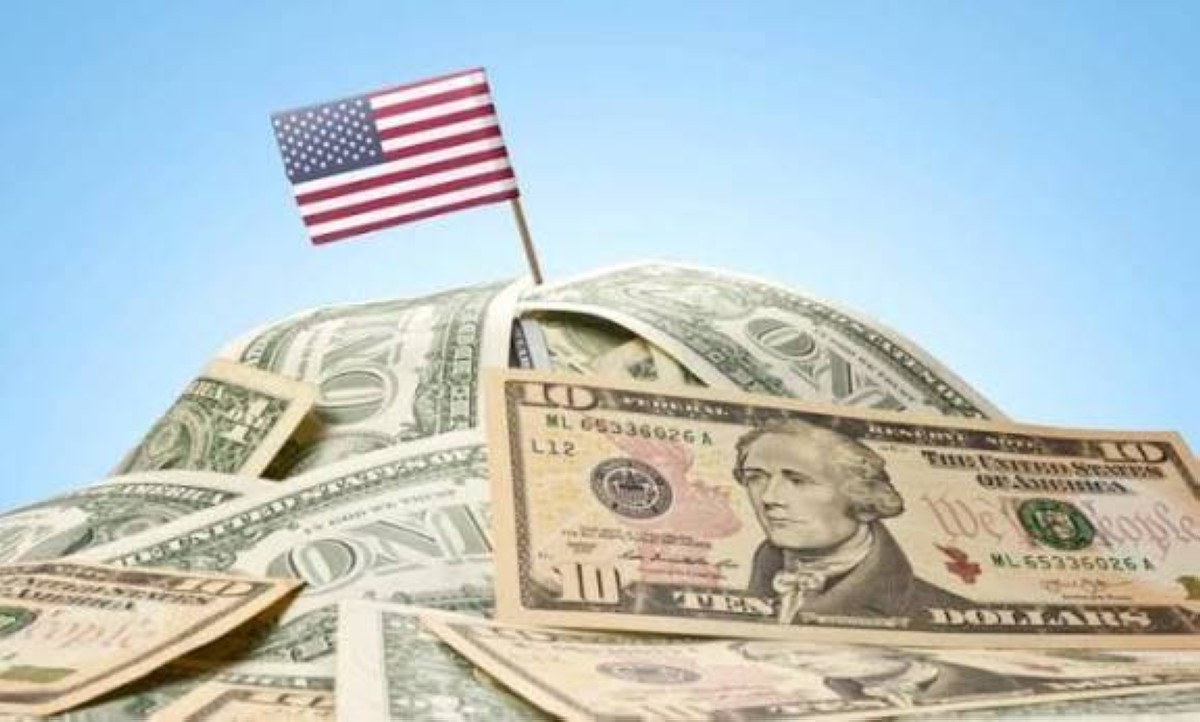 أمريكا تغرق في ديون بـ 40 تريليوناً.. هل يستطيع الدولار إنقاذها؟