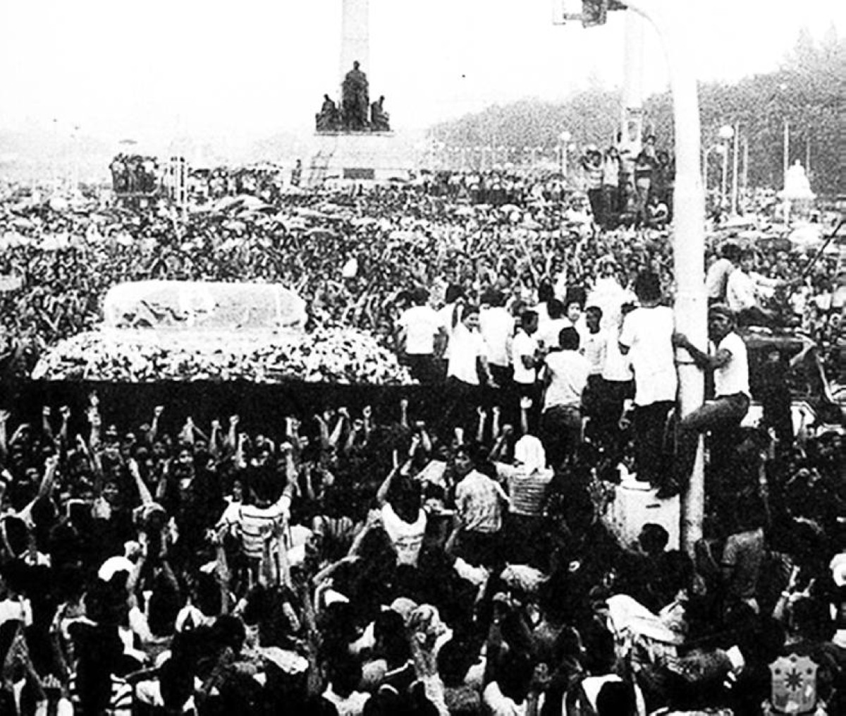 1983 اغتيال زعيم المعارضة الفلبينية بنينو أكينو في مطار مانيلا.