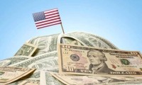 أمريكا تغرق في ديون بـ 40 تريليوناً.. هل يستطيع الدولار إنقاذها؟
