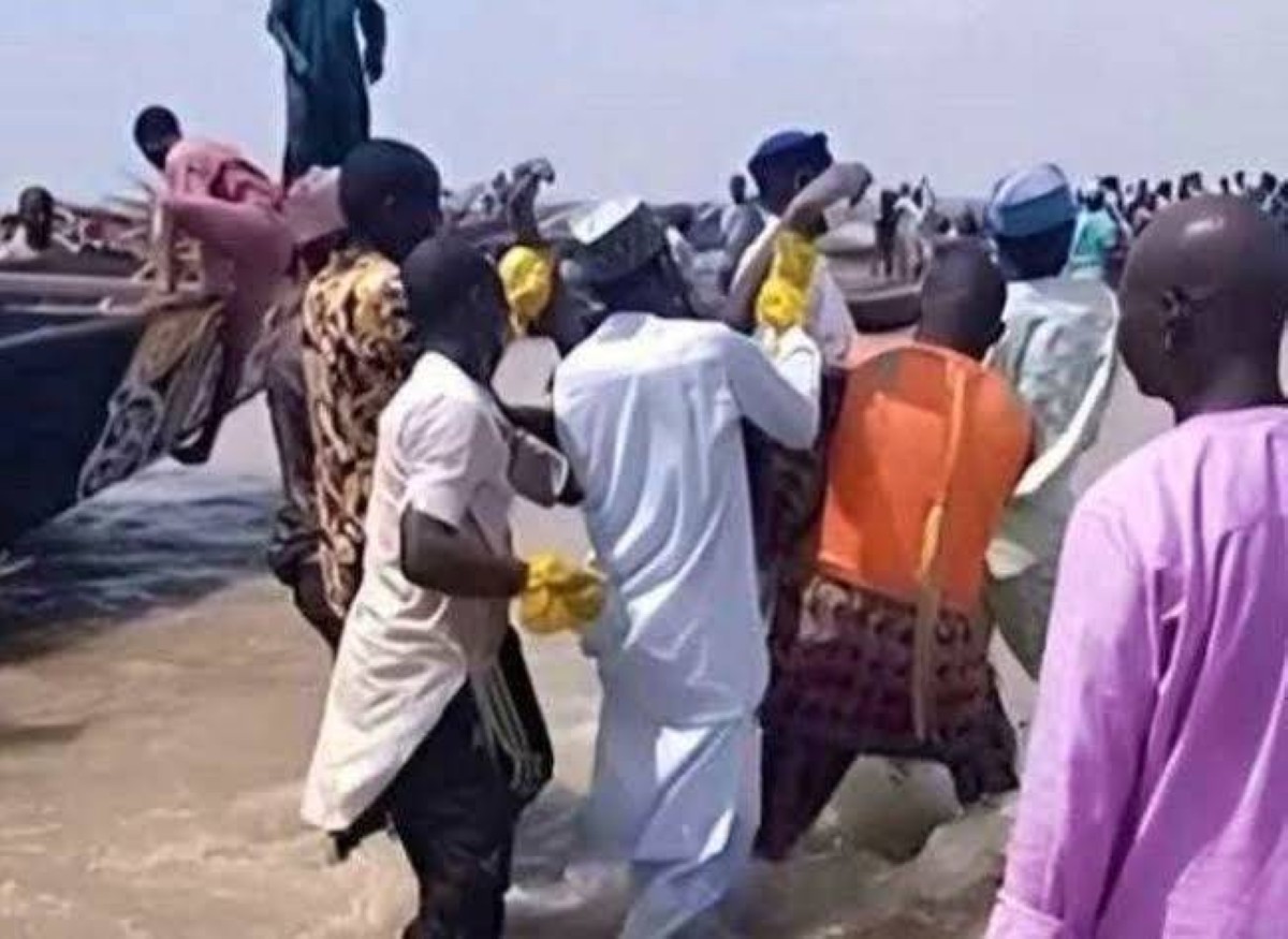 51 قتيلاً  غالبيتهم نساء وأطفال إثر انقلاب قارب في نيجيريا