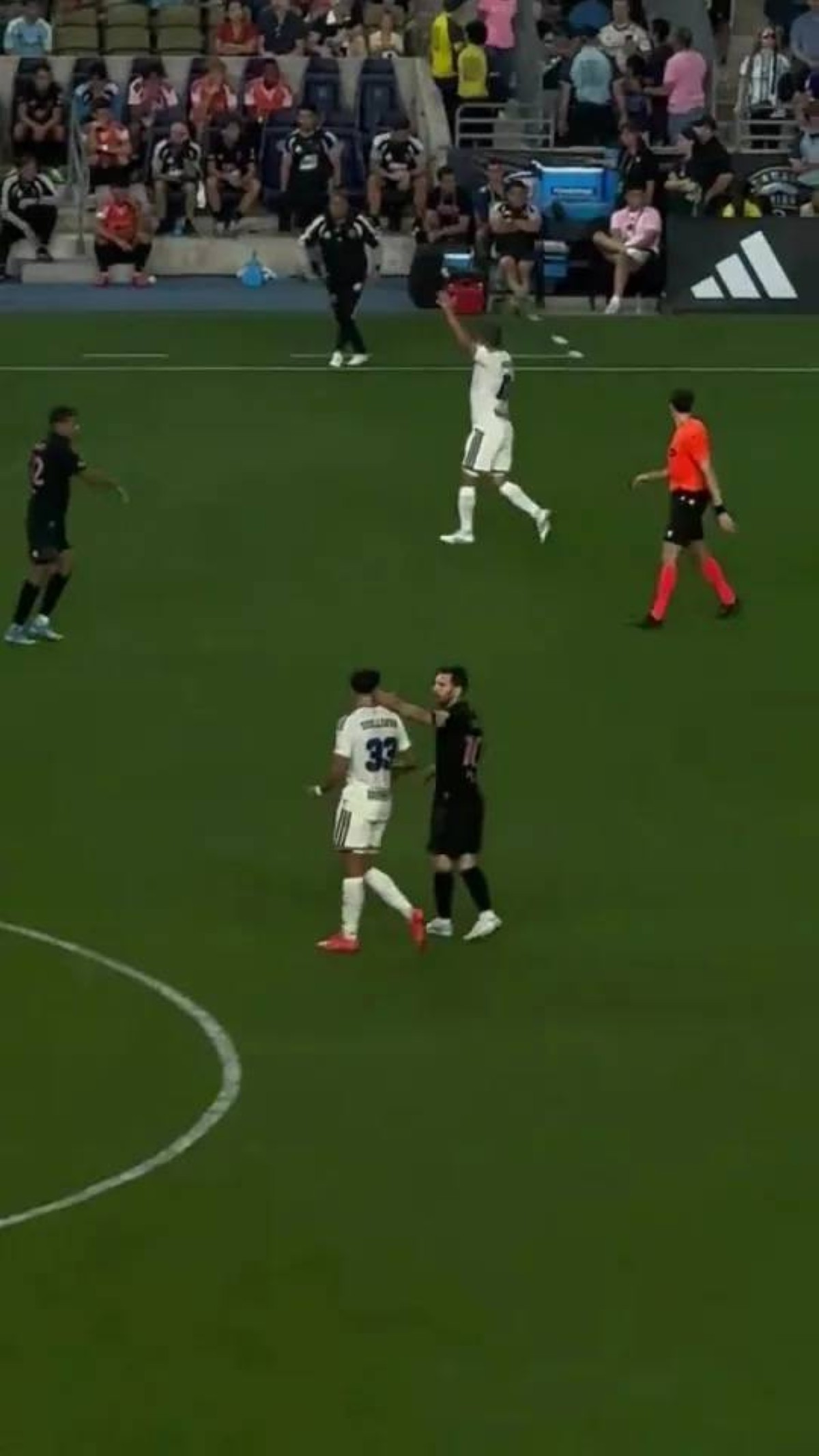 ميسي ينجو من الطرد بعد صفع لاعب منافس (فيديو)