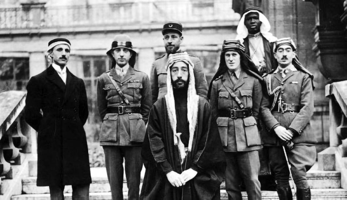 1921 إعلان الملكية في العراق وتنصيب فيصل نجل الشريف حسين ملكاً.