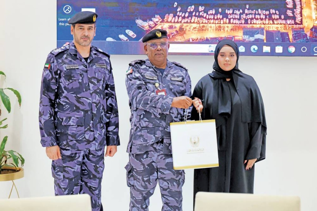 عبدالله علوان يكرم طالبة متفوقة