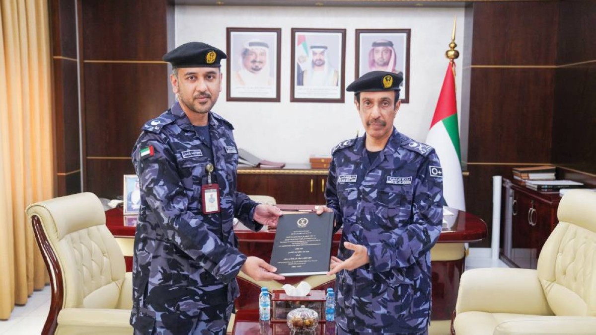 قائد شرطة عجمان يكرم ضابطاً لحصوله على امتياز في الماجستير