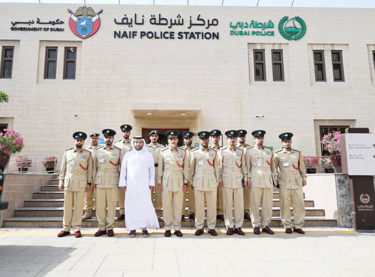 عبدالله المري وقيادات شرطية خلال تفقد مركز شرطة نايف