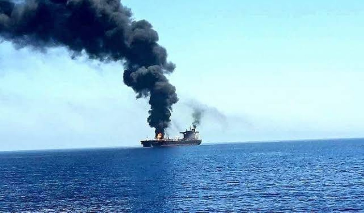 إصابة ناقلة نفط بمقذوف مجهول غرب ينبع السعودية واندلاع حريق على متنها