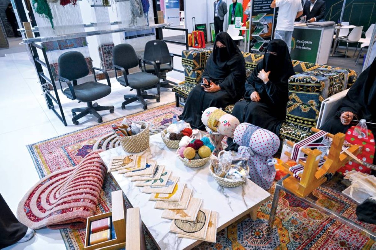 كبار المواطنات يحفظن التراث الوطني بنسج السجاد