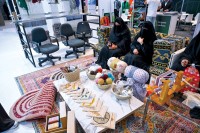 كبار المواطنات يحفظن التراث الوطني بنسج السجاد