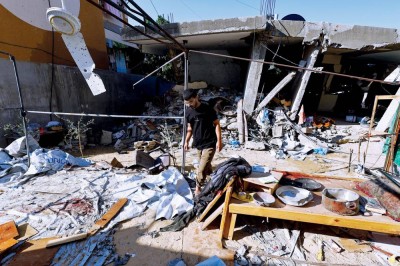 آثار الدمار الذي خلفته غارة إسرائيلية على خيام نازحين في دير البلح