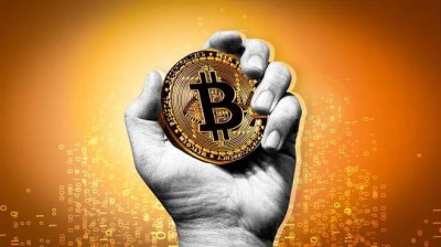 بعد 12 عاماً.. يستعيد 4.48 ملايين دولار من البيتكوين