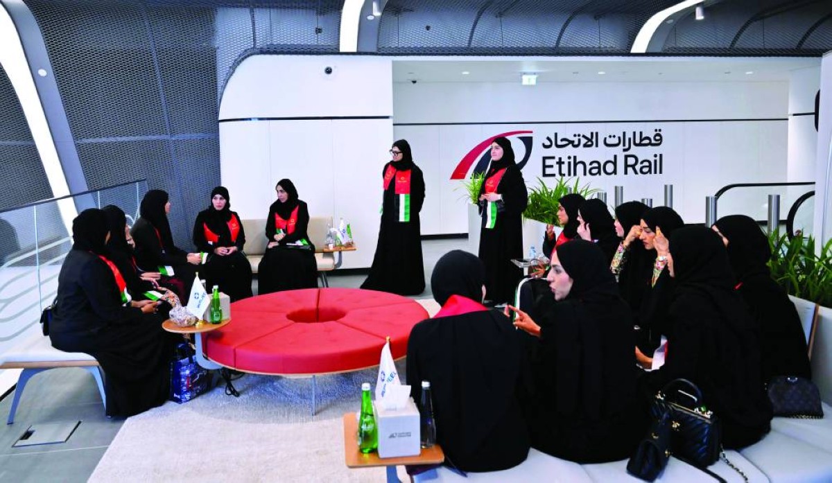 30 إماراتية من 3 أجيال يجتمعن على متن قطار الاتحاد احتفاءً بيوم المرأة الإماراتية