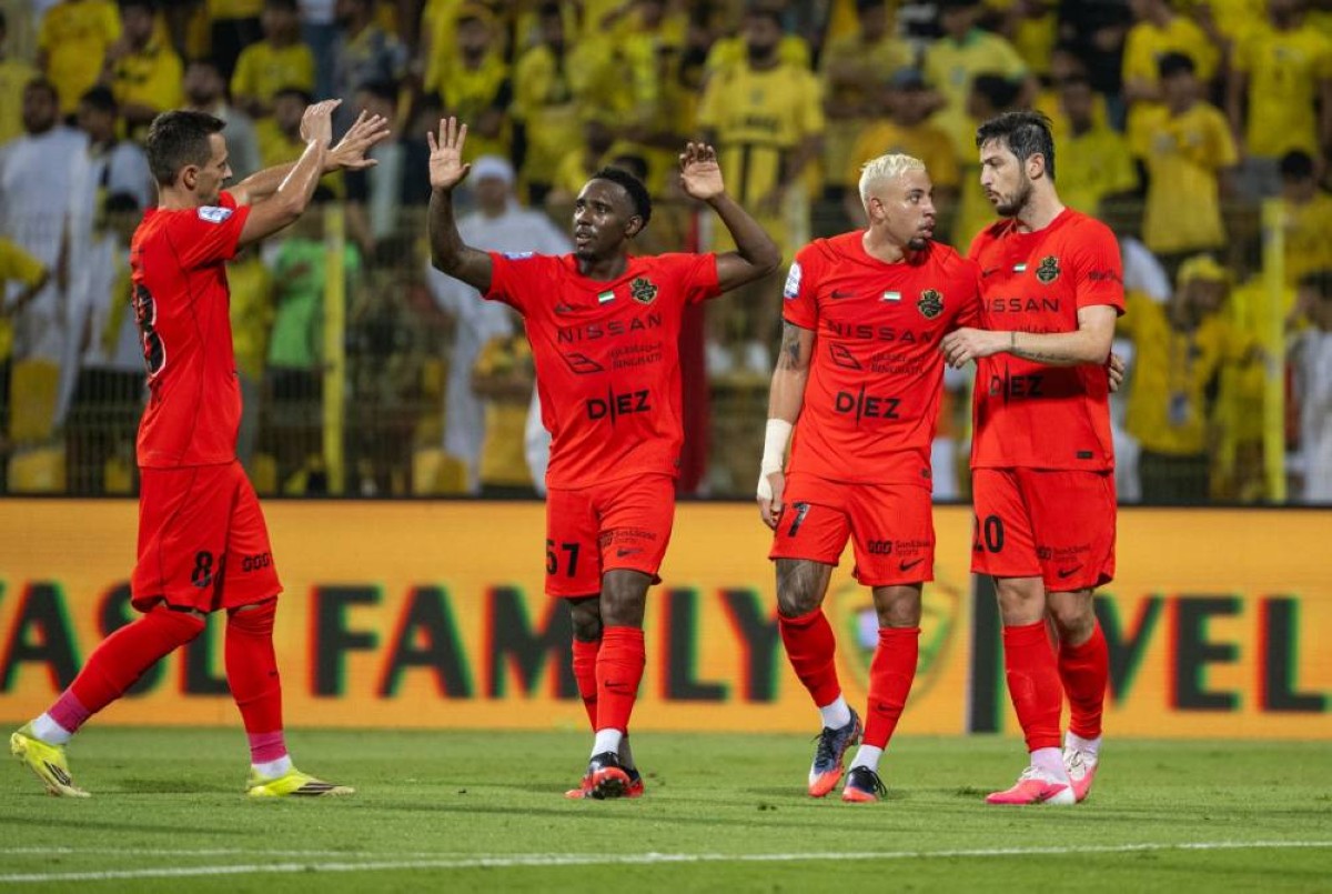 شباب الأهلي يحسم القمة أمام الوصل ويتصدر دوري المحترفين