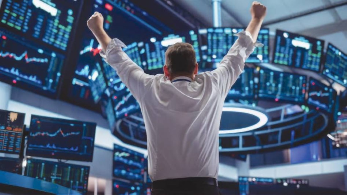 قطاعات رئيسة تدعم صعوداً شبه جماعي للأسواق العالمية