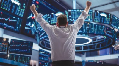 الأداء الجيد لبورصة وول ستريت ينعكس فرحاً على أحد المستثمرين