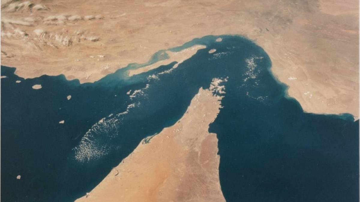 هيئة بحرية بريطانية: استهداف ناقلة نفط بمقذوف في مضيق هرمز