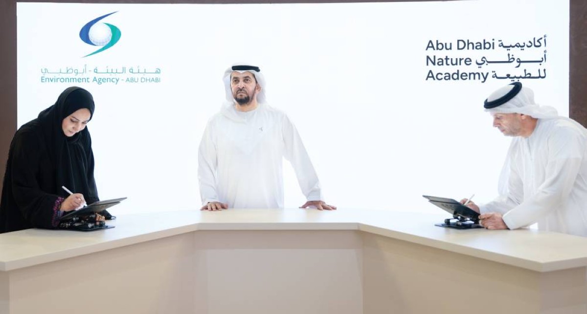 حمدان بن زايد يشهد توقيع شيخة الظاهري ومبارك الشامسي اتفاقية التعاون
