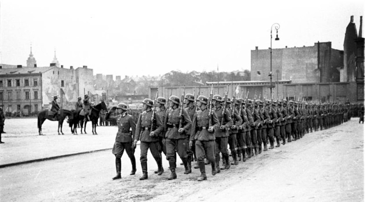 1939 - ألمانيا تهاجم بولندا مشعلة فتيل الحرب العالمية الثانية.