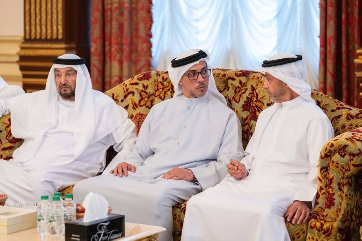 منصور بن زايد يقدم واجب العزاء في وفاة حرم محمد بن بطي آل حامد