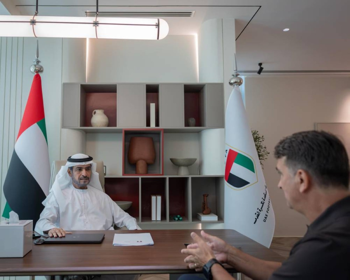 حمدان بن مبارك يلتقي مدرب المنتخب الوطني