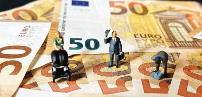 أي هؤلاء المقترضين تفضل؟