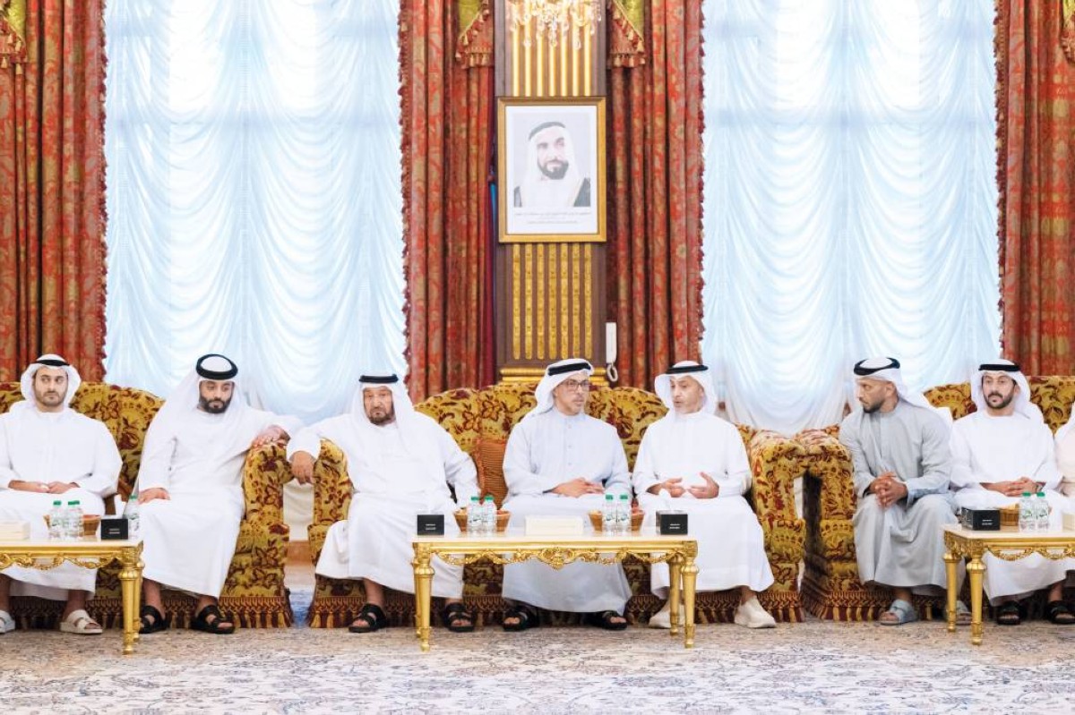 منصور بن زايد معزياً محمد بن بطي بحضور عبدالله آل حامد 