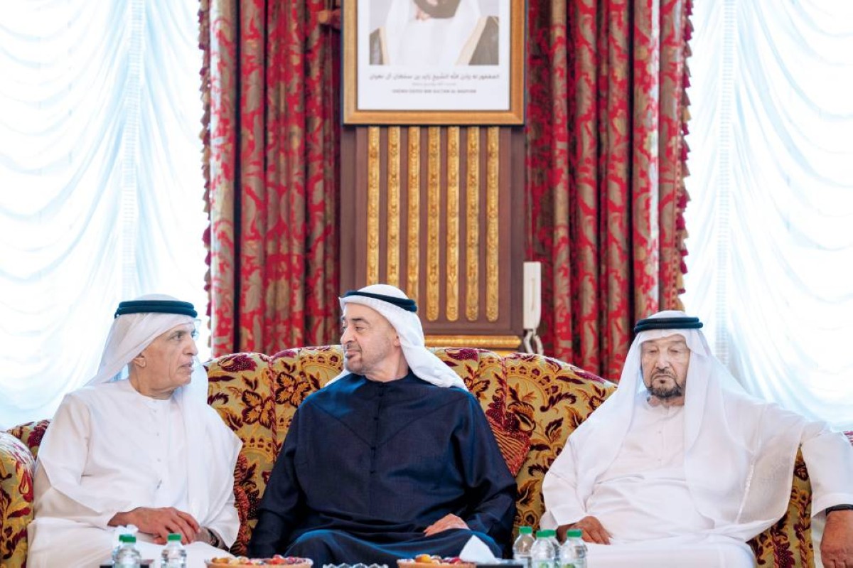 رئيس الدولة وحاكم رأس الخيمة خلال تقديم واجب العزاء إلى محمد بن بطي