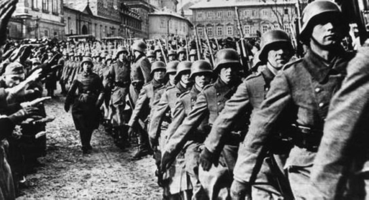 1945 - الإعلان رسمياً عن انتهاء الحرب العالمية الثانية التي قتل فيها عشرات الملايين.