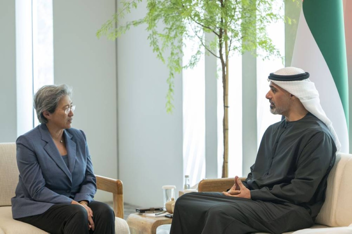 خالد بن محمد بن زايد يلتقي رئيس مجلس إدارة شركة "إي إم دي" لحلول الذكاء الاصطناعي