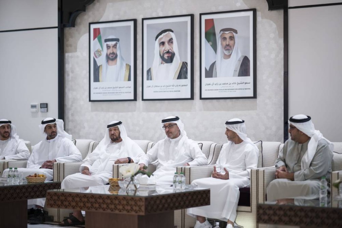 هزاع بن زايد يُقدِّم واجب العزاء في وفاة عائشة راشد الظاهري