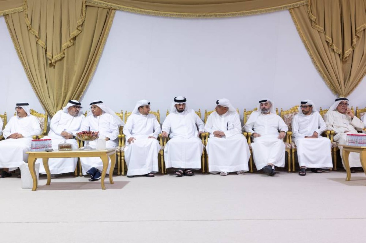 أحمد بن محمد يقدم واجب العزاء في وفاة أرملة المرحوم عبدالله بن الشيخ أحمد