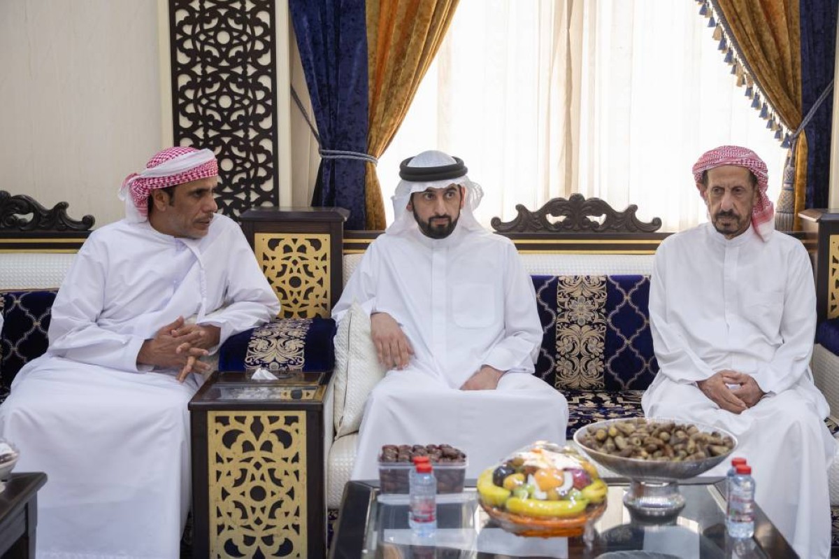 أحمد بن محمد يقدم واجب العزاء في وفاة سهيل مبارك مرخان الكتبي