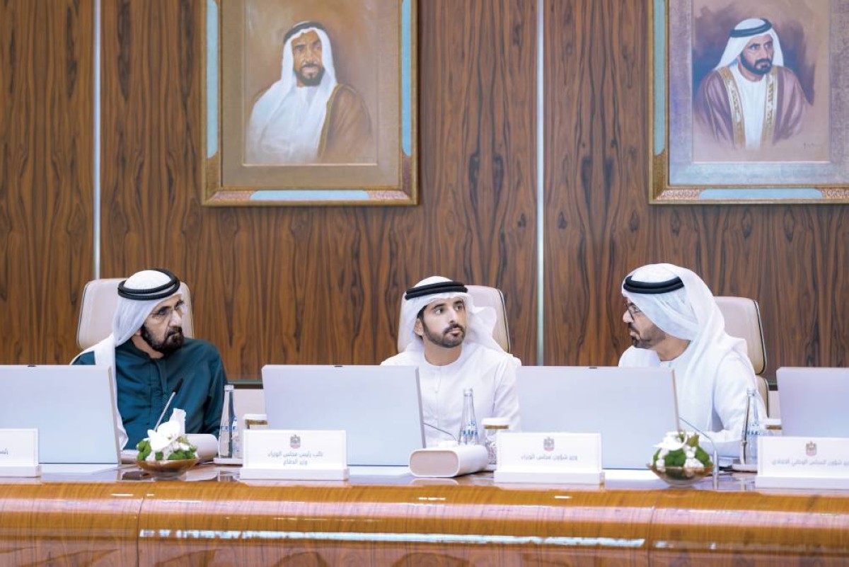 محمد بن راشد خلال ترؤسه اجتماع مجلس الوزراء بحضور منصور بن زايد