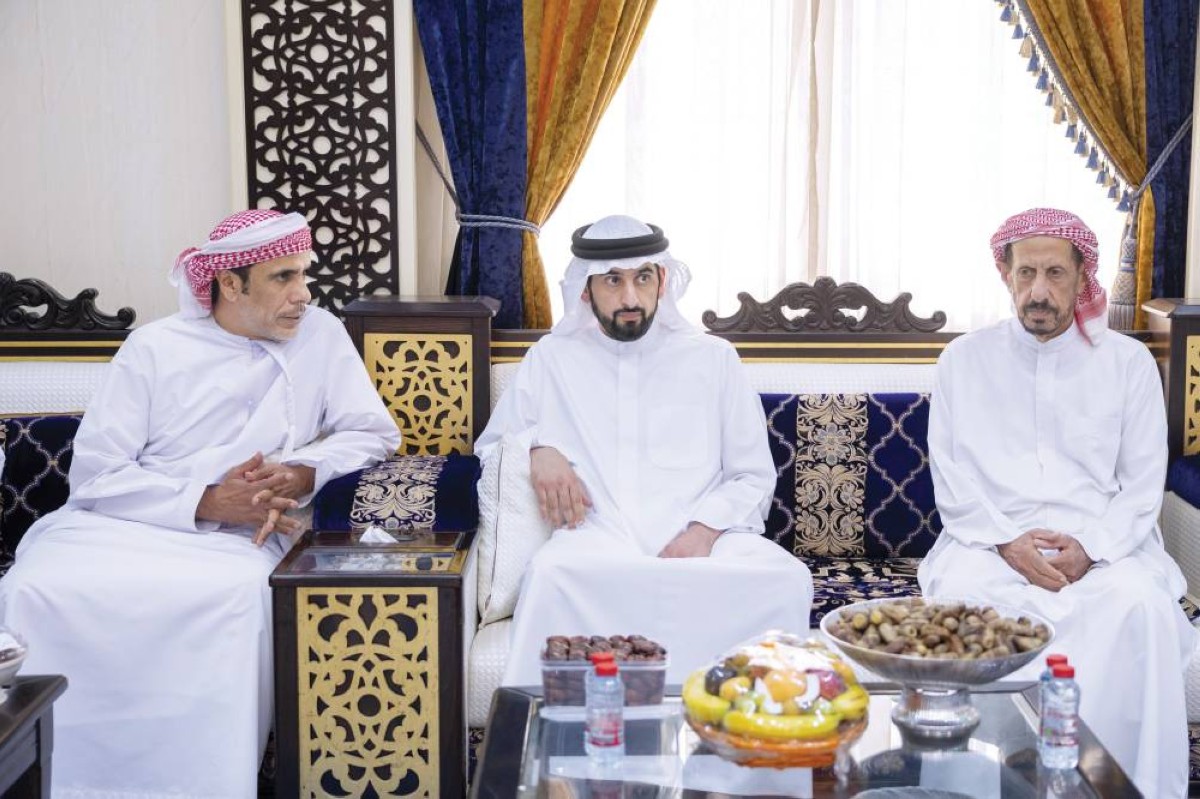 أحمد بن محمد خلال تقديم واجب العزاء في وفاة سهيل الكتبي