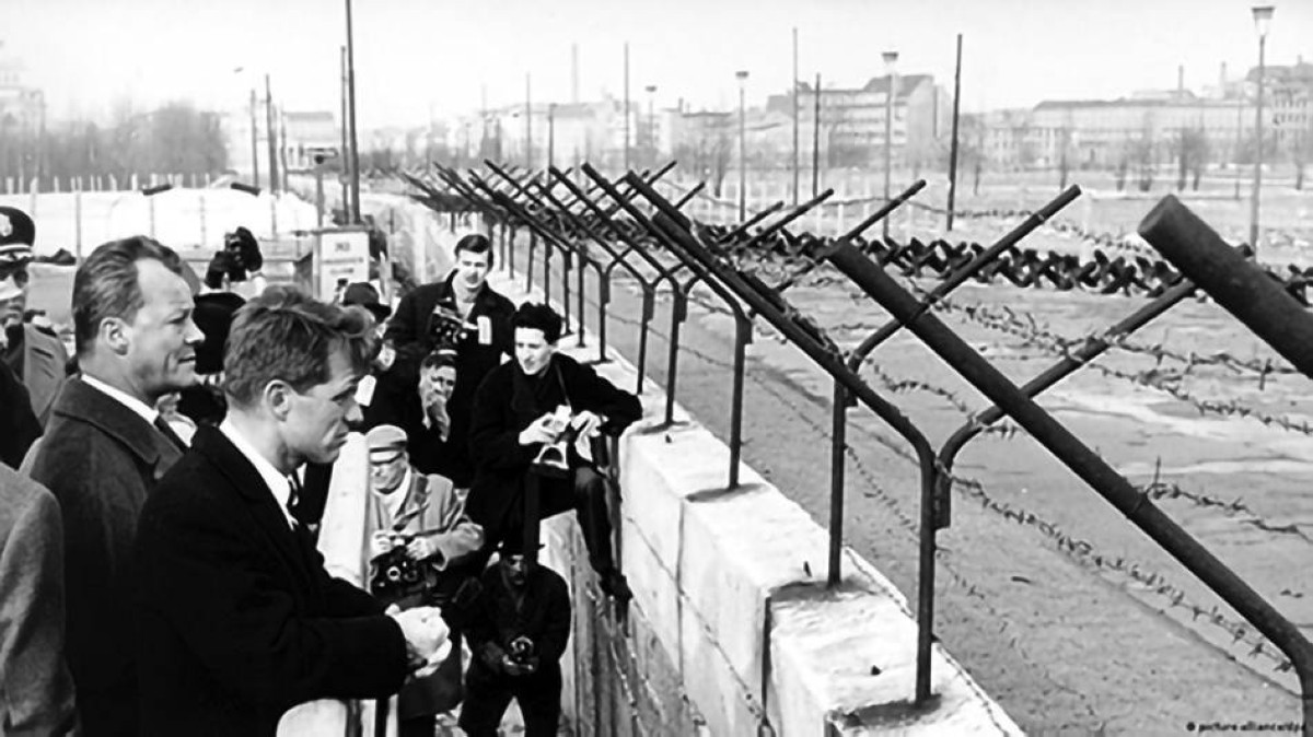 1974 -  الولايات المتحدة آخر دولة غربية تقيم علاقات دبلوماسية مع ألمانيا الشرقية.