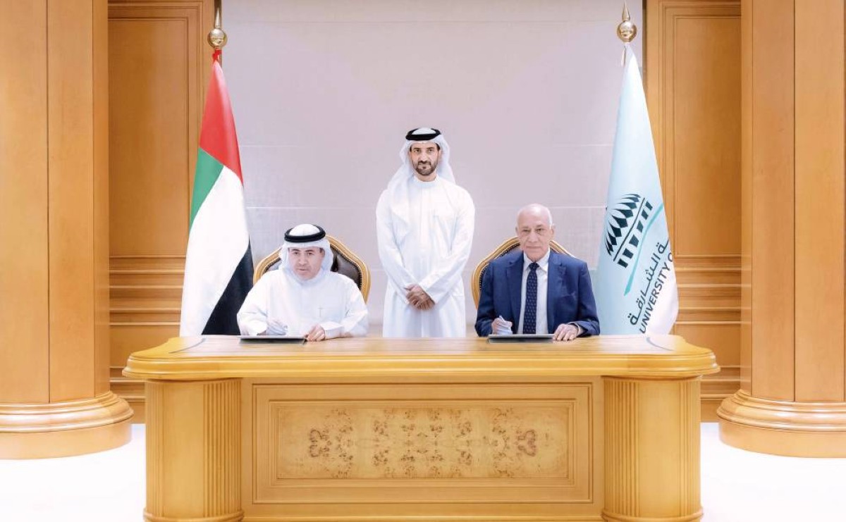 سلطان بن أحمد يشهد توقيع عبدالعزيز المهيري وعصام الدين عجمي مذكرة التفاهم